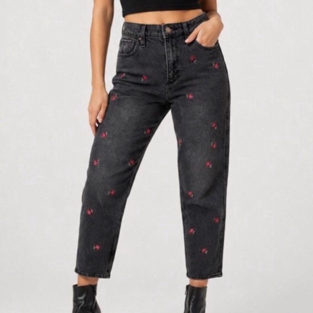 Hollister - Rosebud Curvy High-Rise Mom Jean